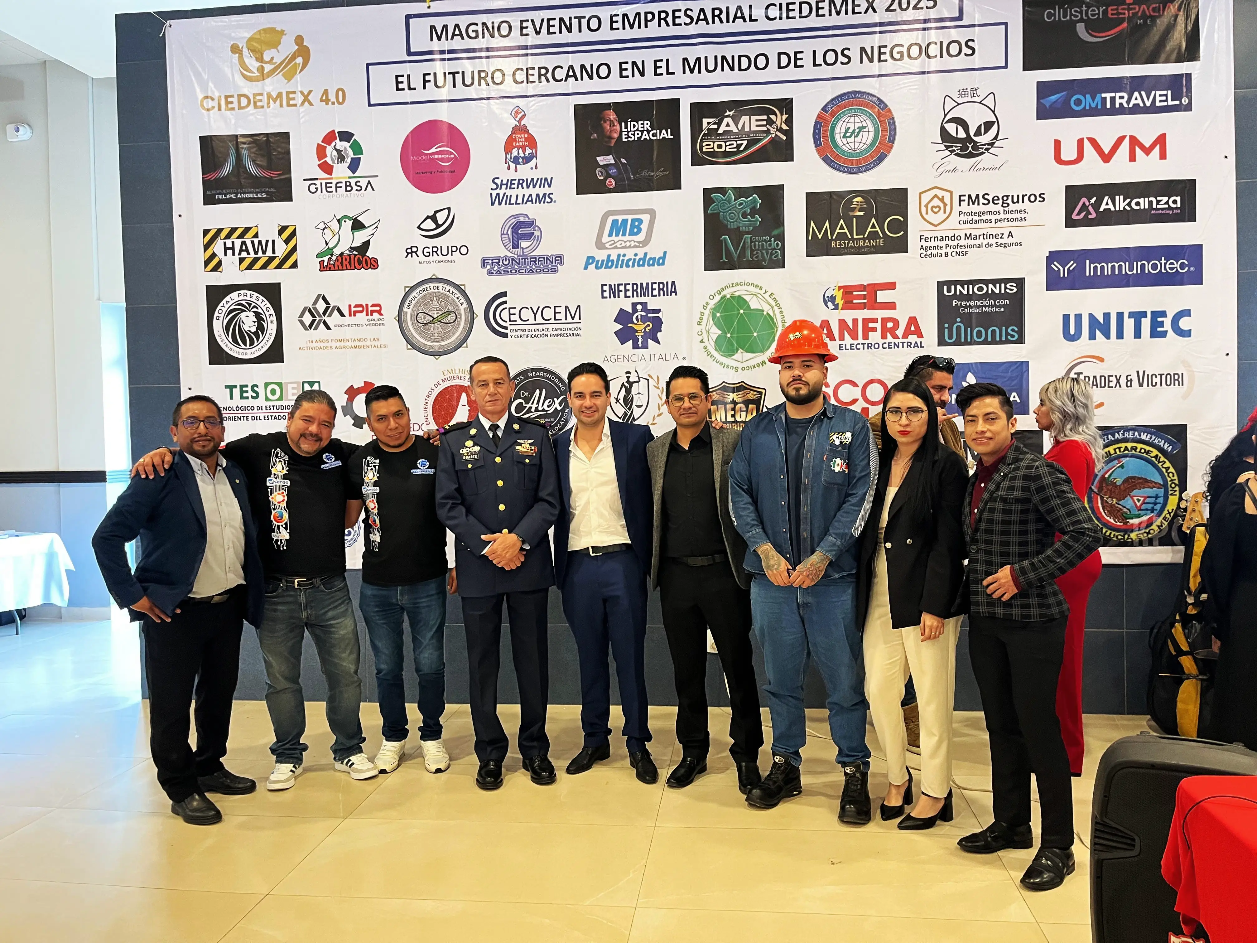 Personas en la expo Red Internacional de Vinculación Empresarial