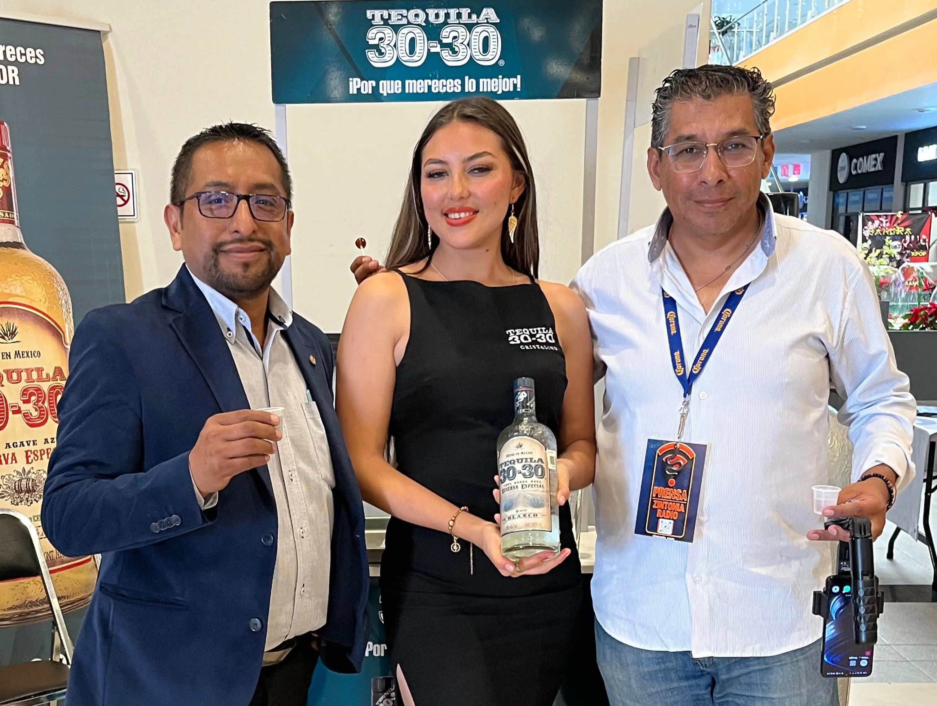 Personas en la expo Red Internacional de Vinculación Empresarial