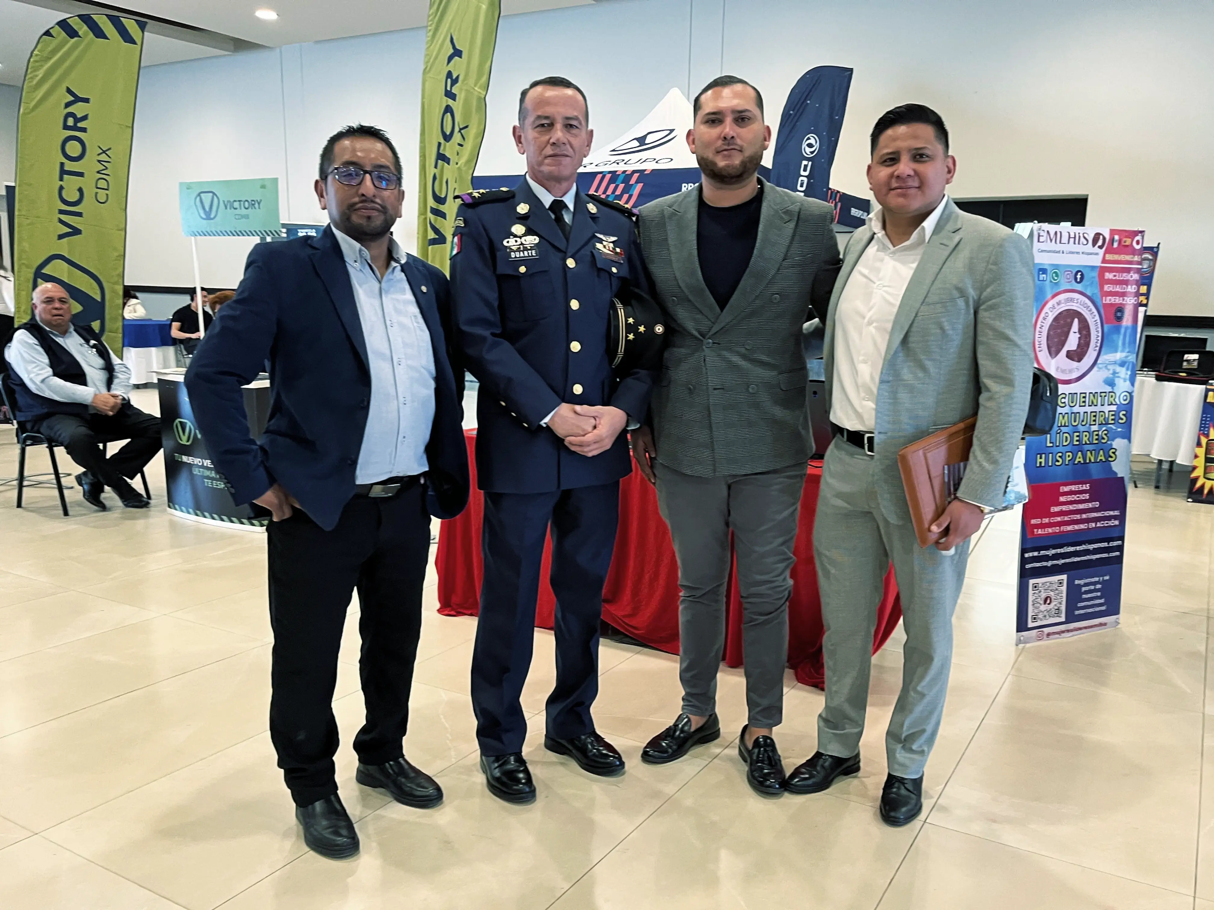 Personas en la expo Red Internacional de Vinculación Empresarial