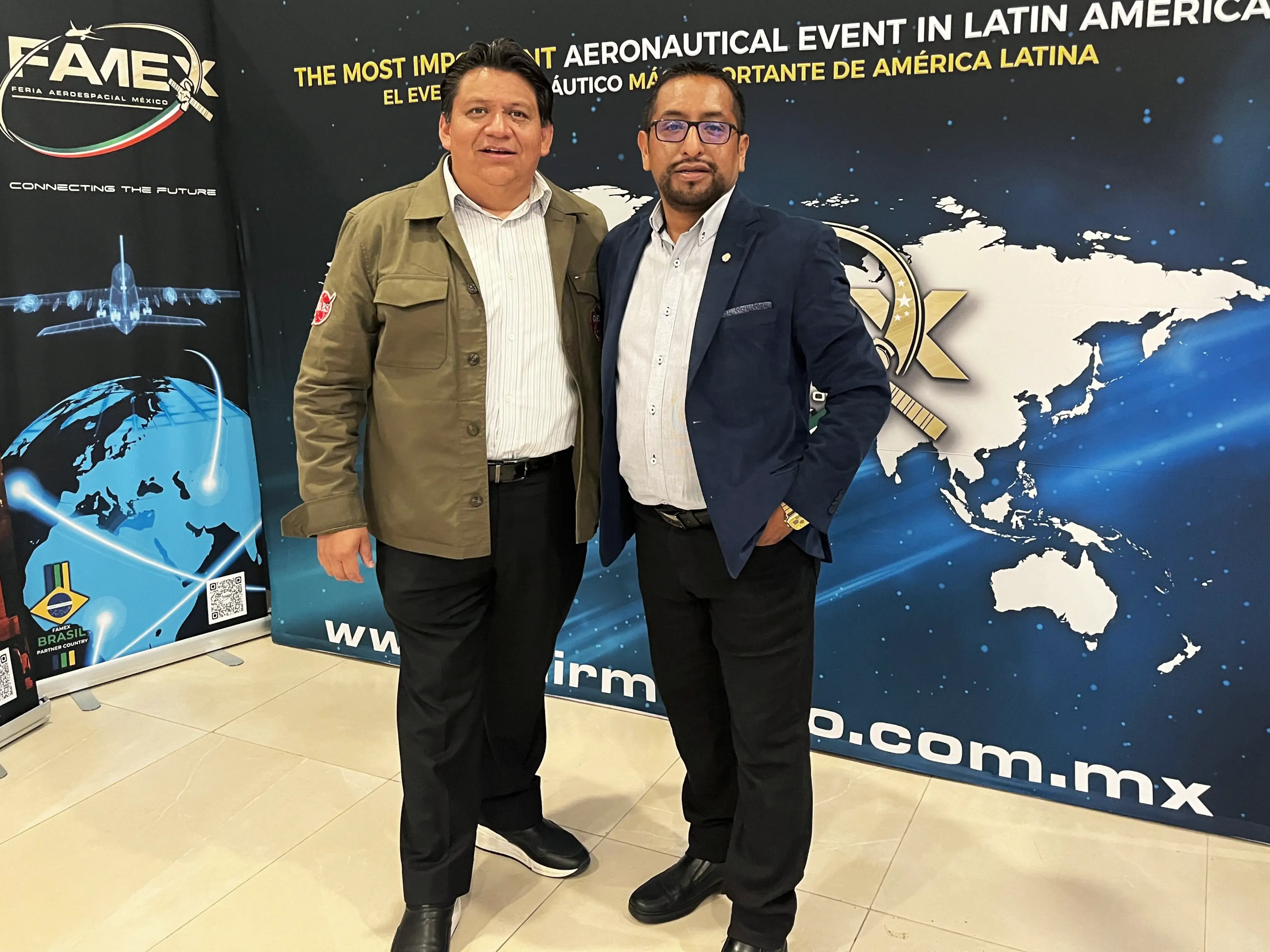 Personas en la expo Red Internacional de Vinculación Empresarial