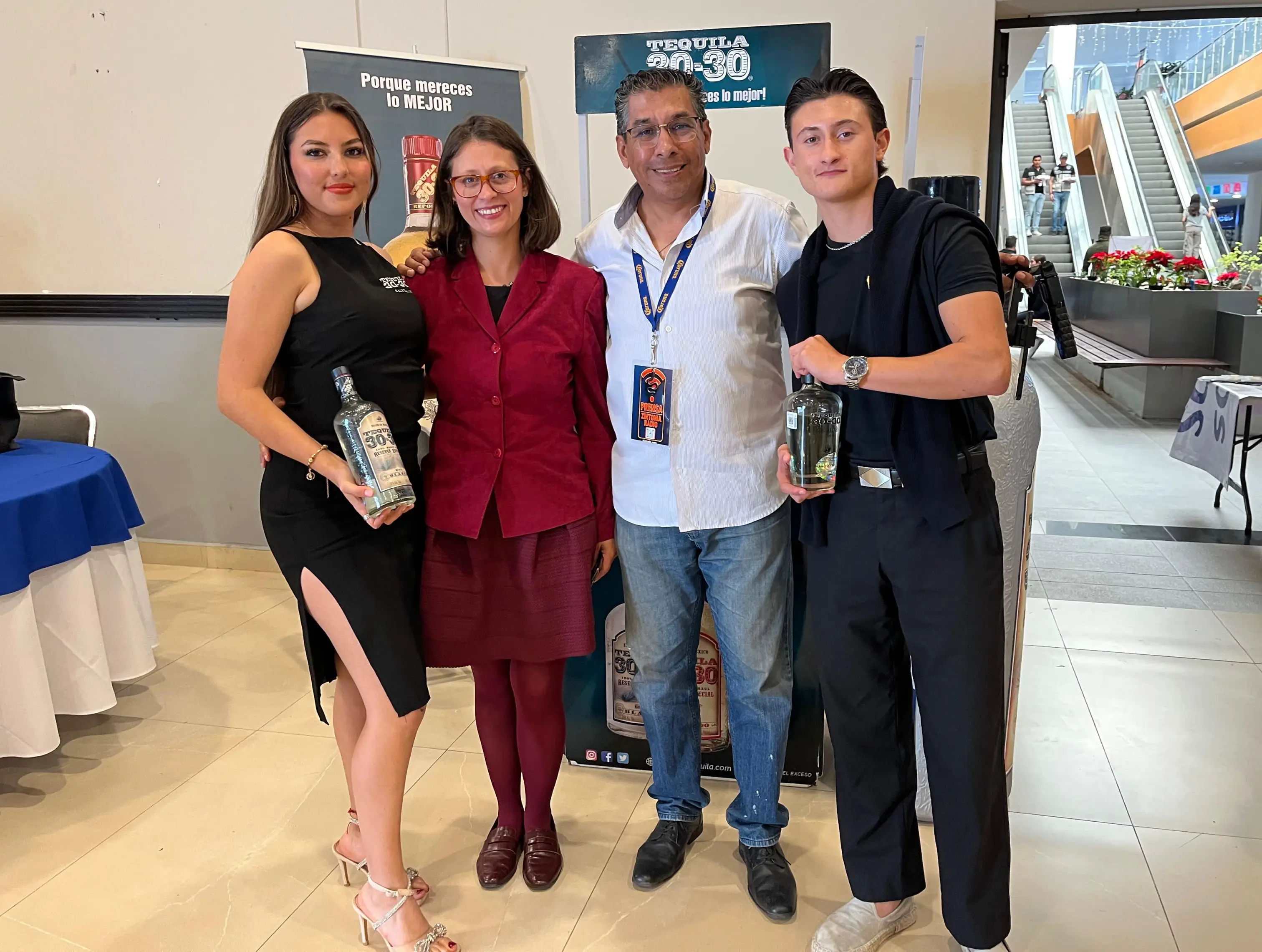 Personas en la expo Red Internacional de Vinculación Empresarial